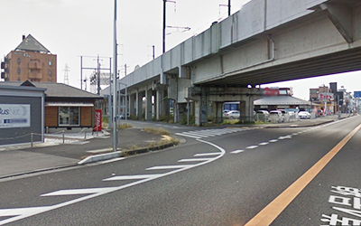 東北新幹線手前を左折