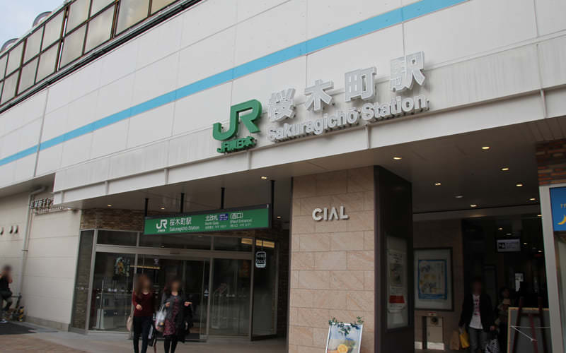 JR桜木町駅西口を出ます。