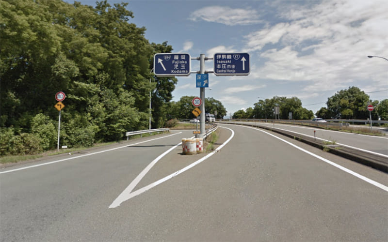 関越自動車道の本庄児玉I.C.から分岐を左方向 藤岡・児玉 の標識に従って左へ進みます。